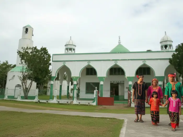 sheik karim al makdum mosque tawi tawi The Sheik Karim al-Makdum Mosque in Simunul, Tawi-Tawi, with the beautiful turquoise sea in the background.