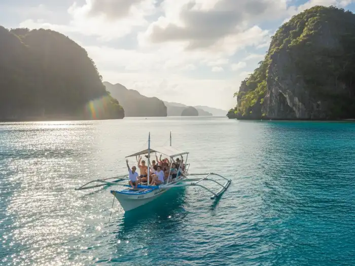 el nido perfect weather island hopping Calm seas and sunshine during a perfect island-hopping day in El Nido Palawan.