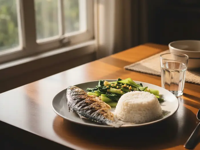 pinoy diet plan healthy weight loss Filipino healthy lunch plate with rice, fish, and vegetables as part of Pinoy diet plan.